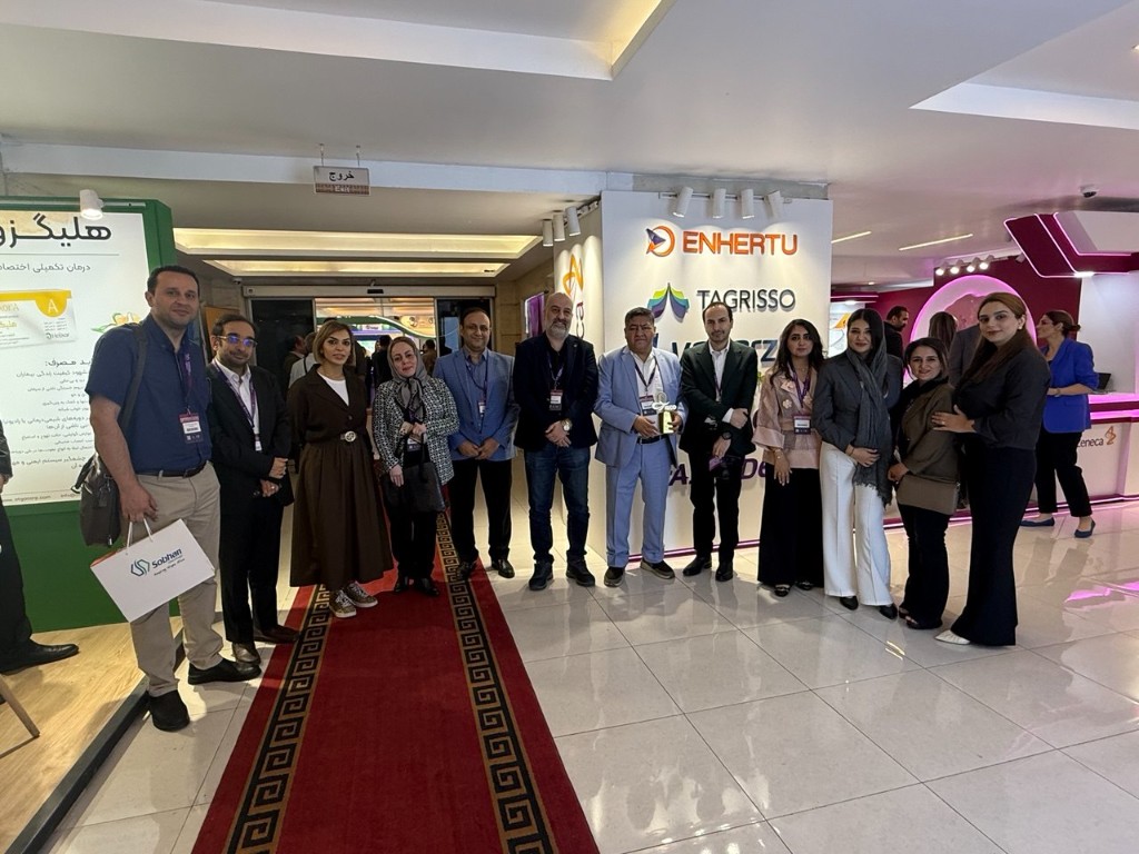 Group photo at pharmaceutical exhibition booths during the clinical oncology congress