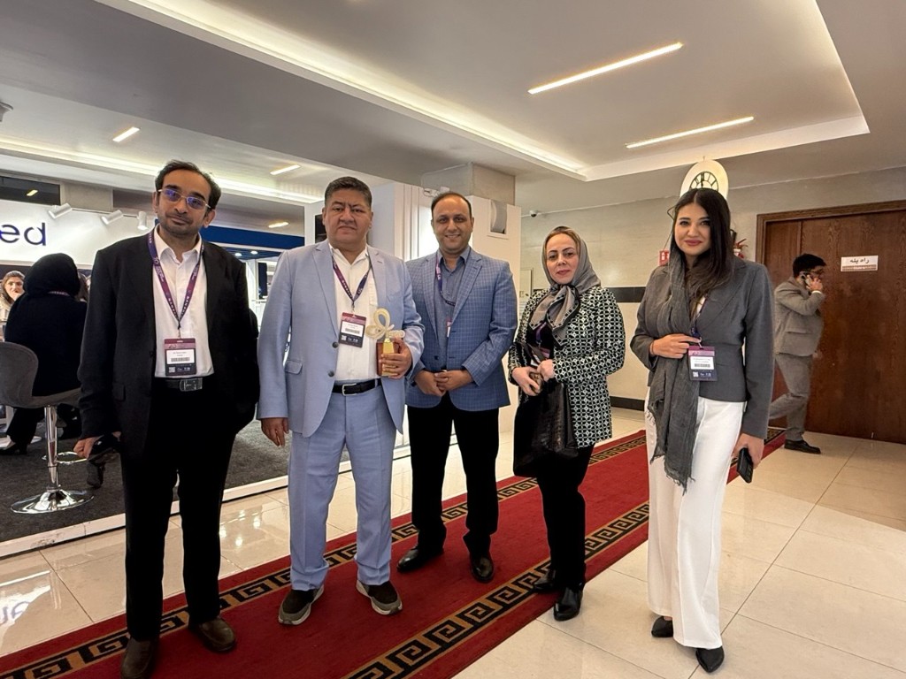 Five professionals on red carpet at the oncology congress awards ceremony